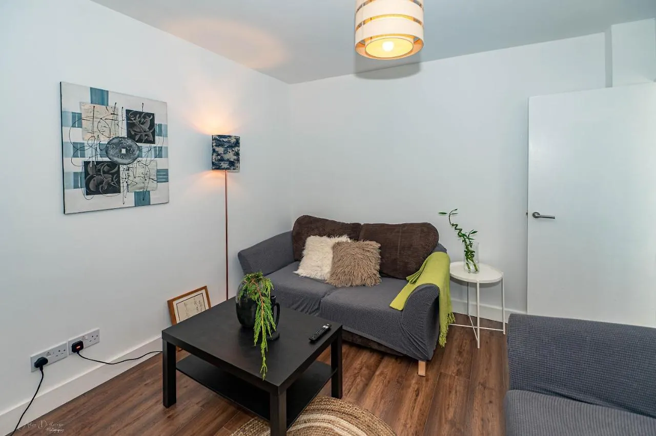 4 Bedrooms,2 Bathrooms House With Free Parking Plumstead  Holiday home