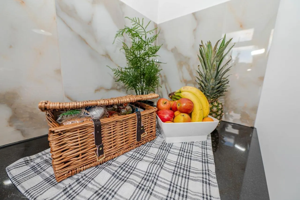 Holiday home 4 Bedrooms,2 Bathrooms House With Free Parking Plumstead