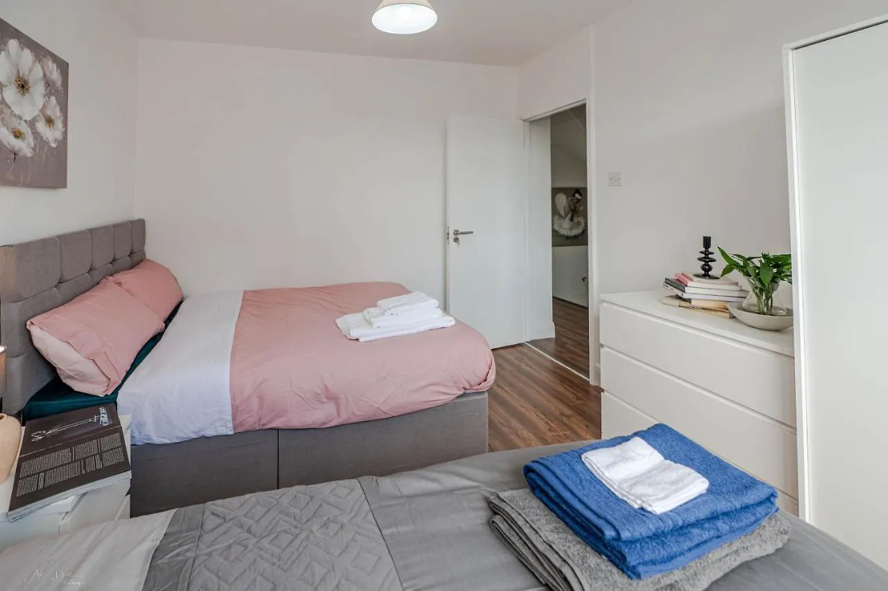 4 Bedrooms,2 Bathrooms House With Free Parking Plumstead  Holiday home