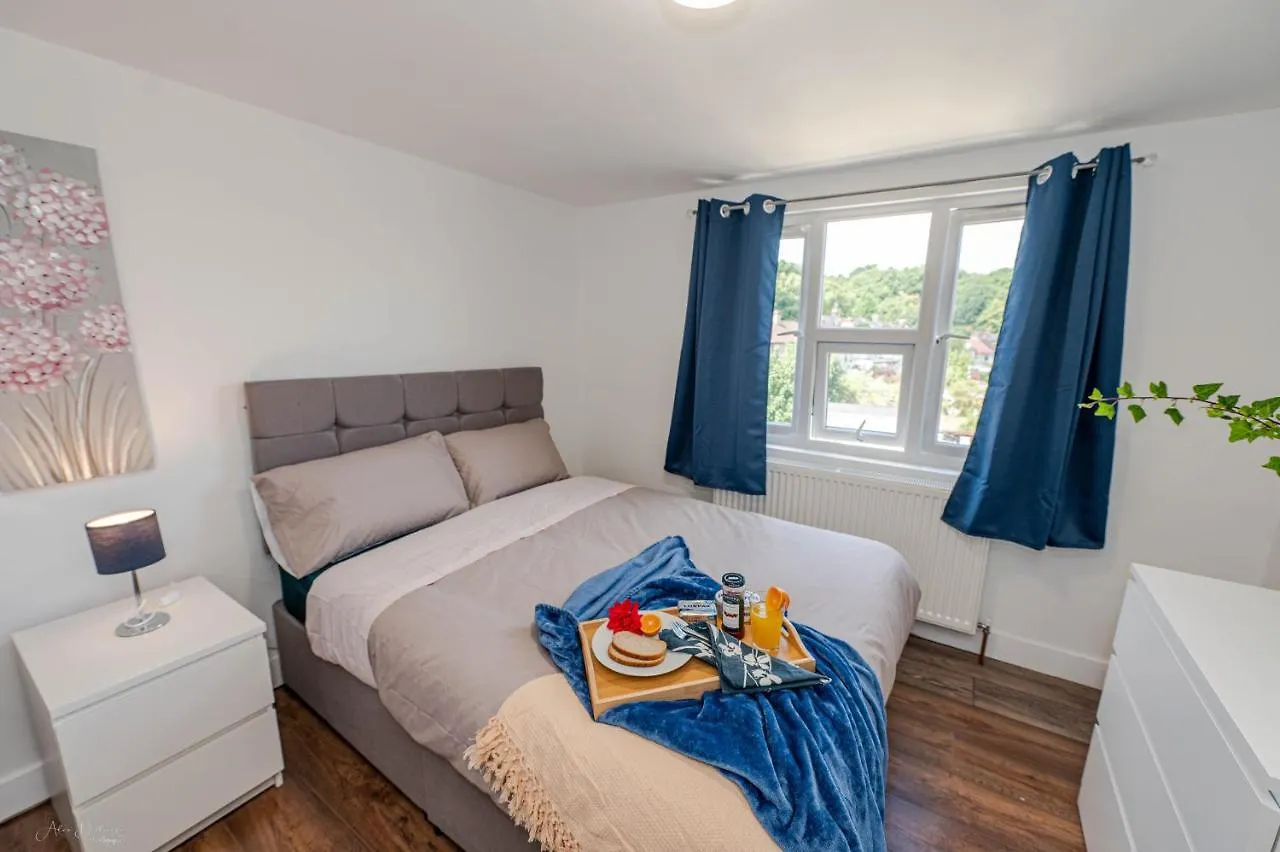 4 Bedrooms,2 Bathrooms House With Free Parking Plumstead  0*, Plumstead (Greater London)