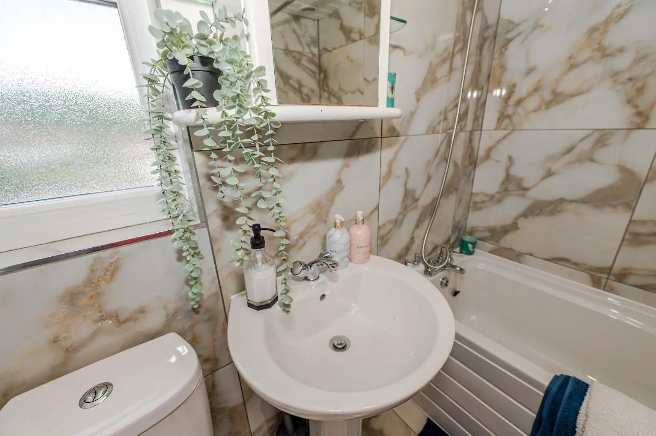 4 Bedrooms,2 Bathrooms House With Free Parking Plumstead  Holiday home
