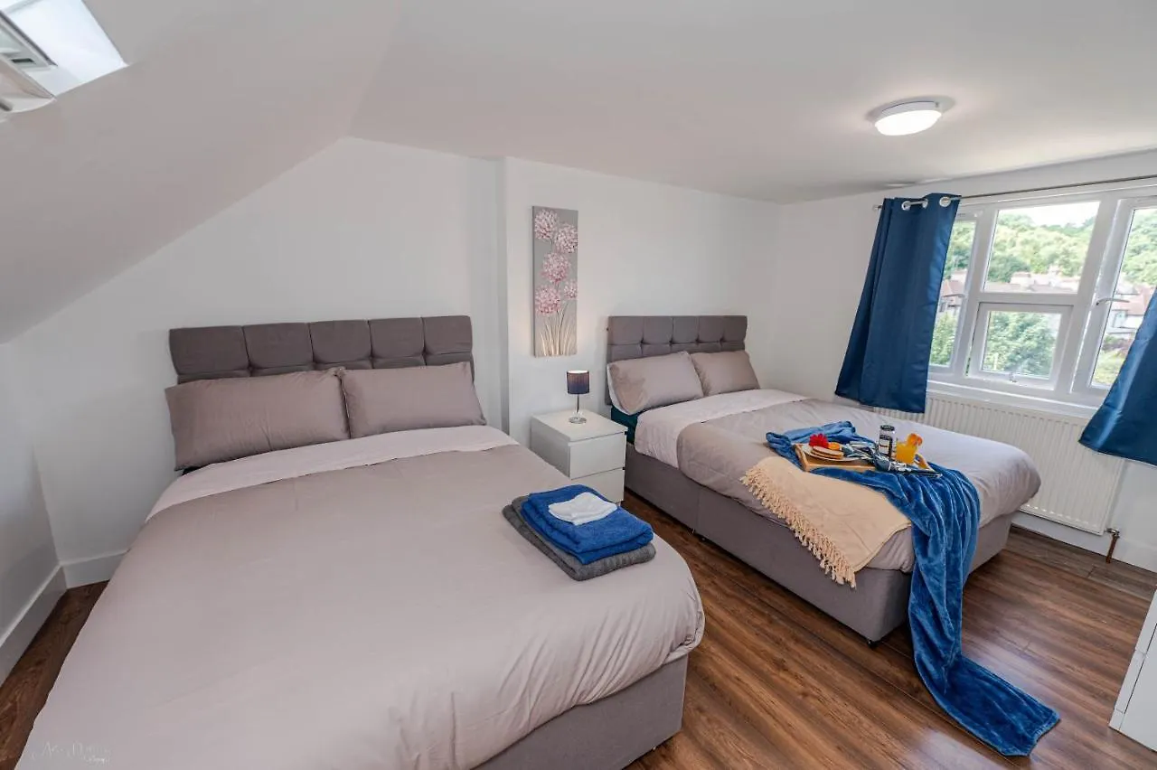 4 Bedrooms,2 Bathrooms House With Free Parking Plumstead  Holiday home