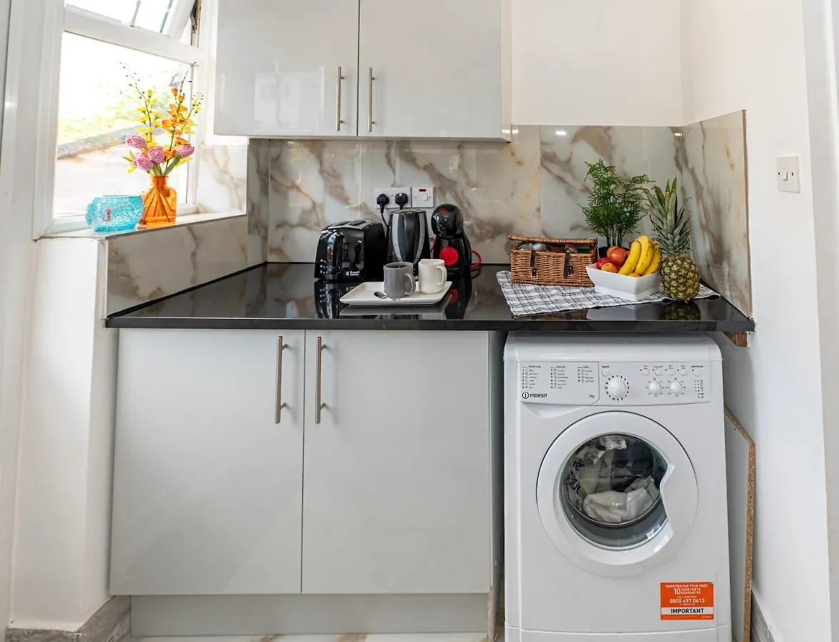 4 Bedrooms,2 Bathrooms House With Free Parking Plumstead  Plumstead (Greater London)