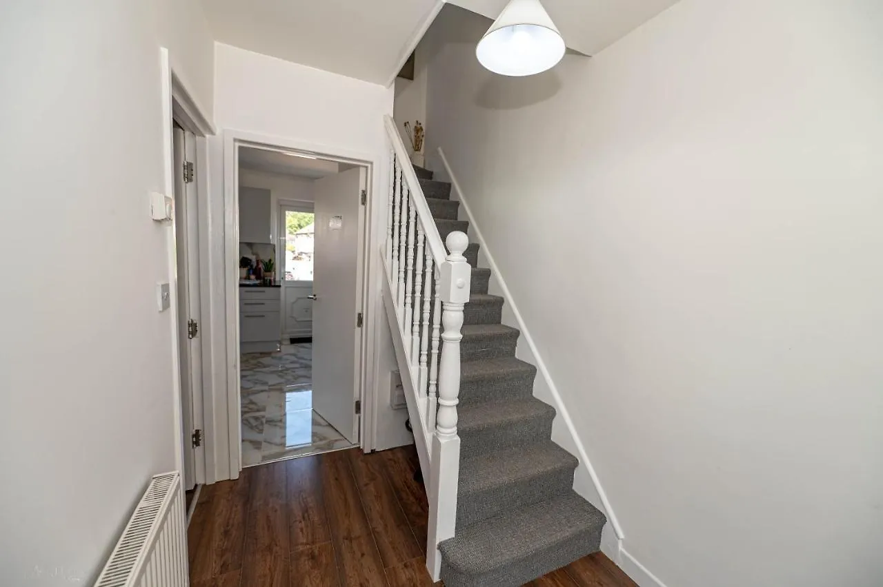 4 Bedrooms,2 Bathrooms House With Free Parking Plumstead  0*, Plumstead (Greater London) United Kingdom