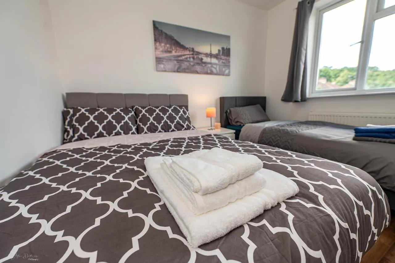 4 Bedrooms,2 Bathrooms House With Free Parking Plumstead  United Kingdom