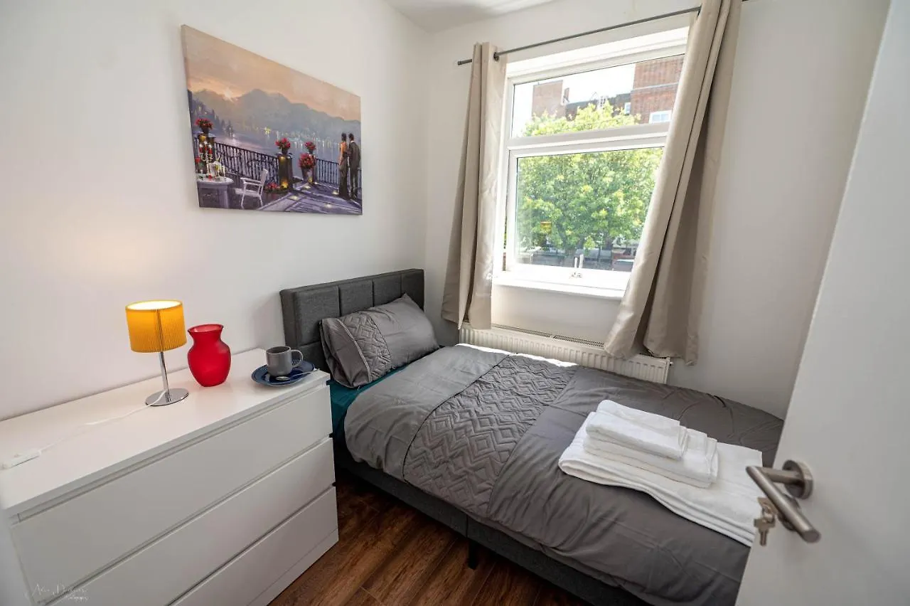 Holiday home 4 Bedrooms,2 Bathrooms House With Free Parking Plumstead
