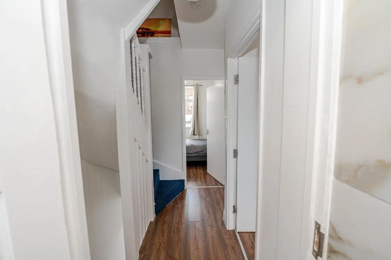 4 Bedrooms,2 Bathrooms House With Free Parking Plumstead  0*, Plumstead (Greater London)