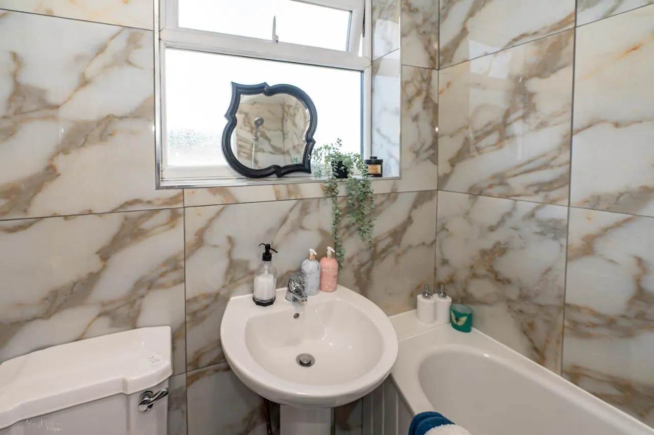 4 Bedrooms,2 Bathrooms House With Free Parking Plumstead