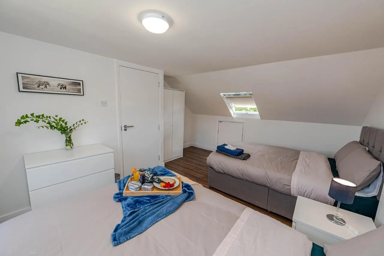 4 Bedrooms,2 Bathrooms House With Free Parking Plumstead  United Kingdom