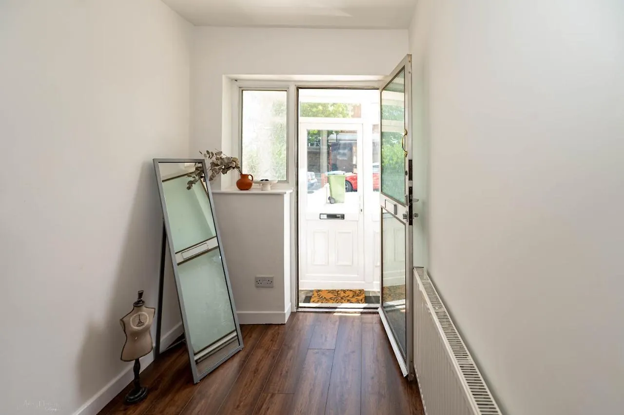 4 Bedrooms,2 Bathrooms House With Free Parking Plumstead  Plumstead (Greater London)
