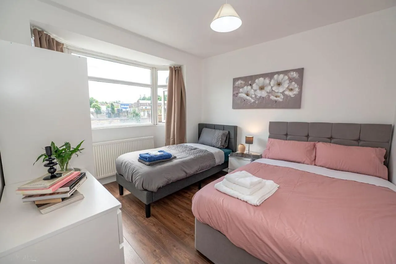 4 Bedrooms,2 Bathrooms House With Free Parking Plumstead