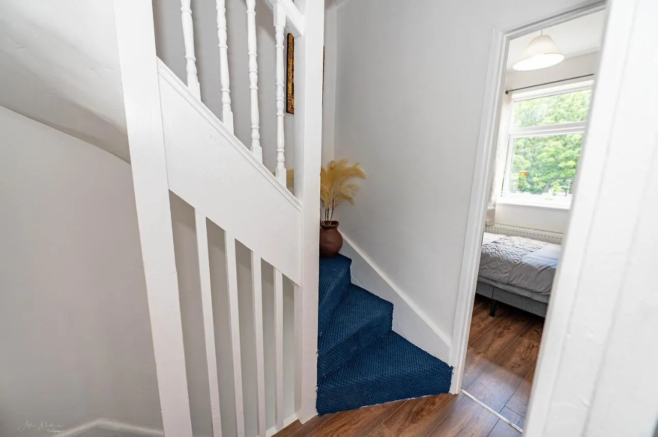4 Bedrooms,2 Bathrooms House With Free Parking Plumstead  Plumstead (Greater London)