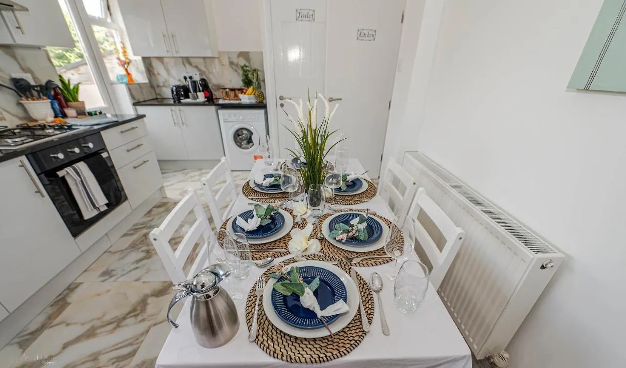 Holiday home 4 Bedrooms,2 Bathrooms House With Free Parking Plumstead