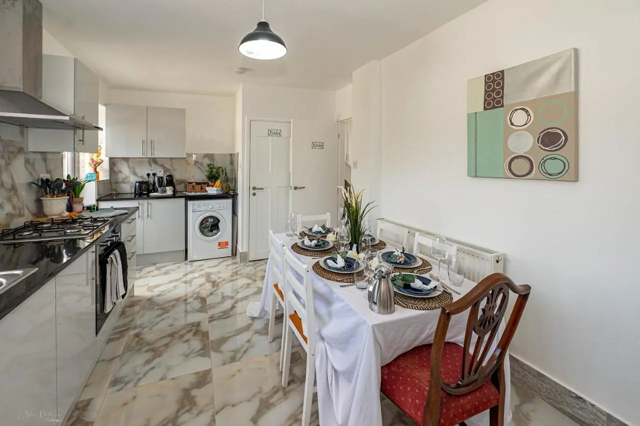 4 Bedrooms,2 Bathrooms House With Free Parking Plumstead  Plumstead (Greater London)
