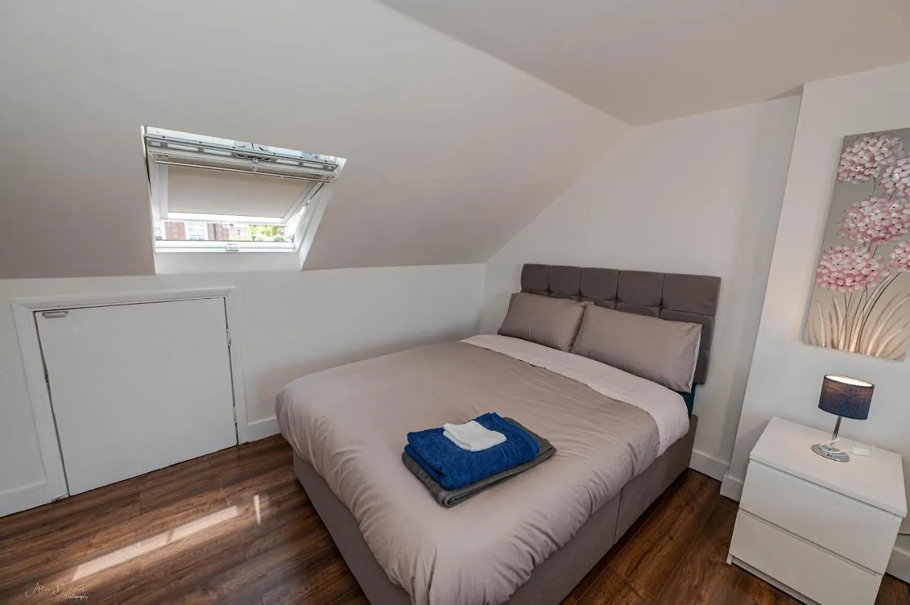 4 Bedrooms,2 Bathrooms House With Free Parking Plumstead