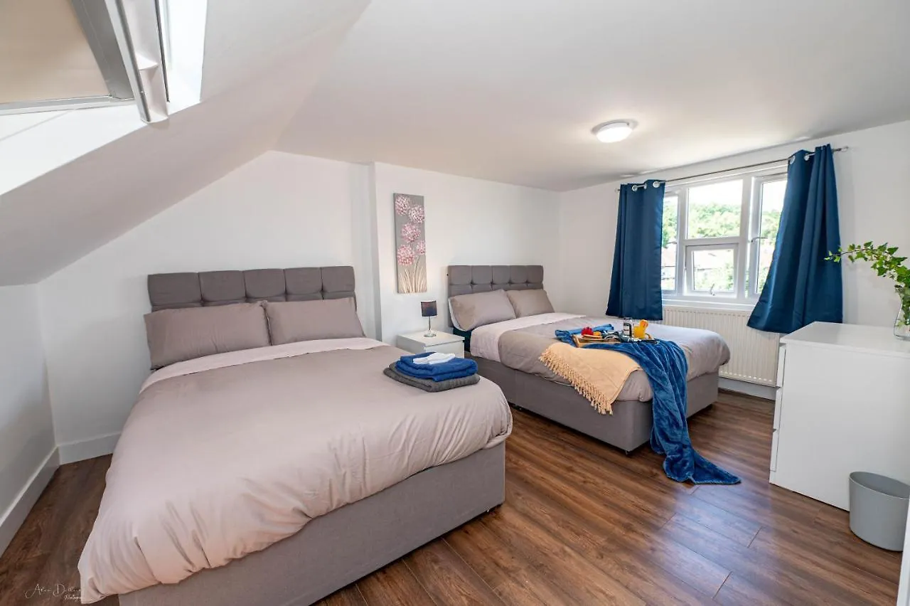 Holiday home 4 Bedrooms,2 Bathrooms House With Free Parking Plumstead