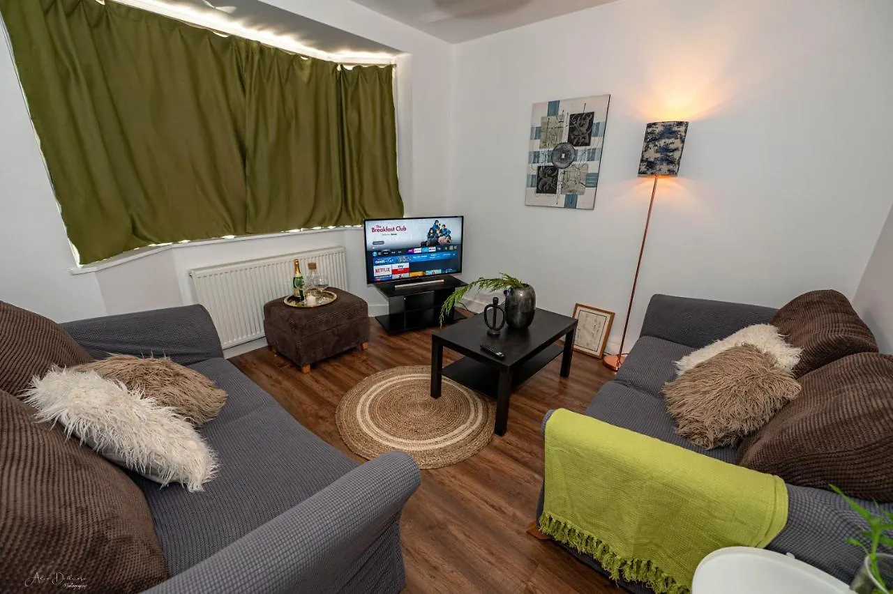 4 Bedrooms,2 Bathrooms House With Free Parking Plumstead  Holiday home