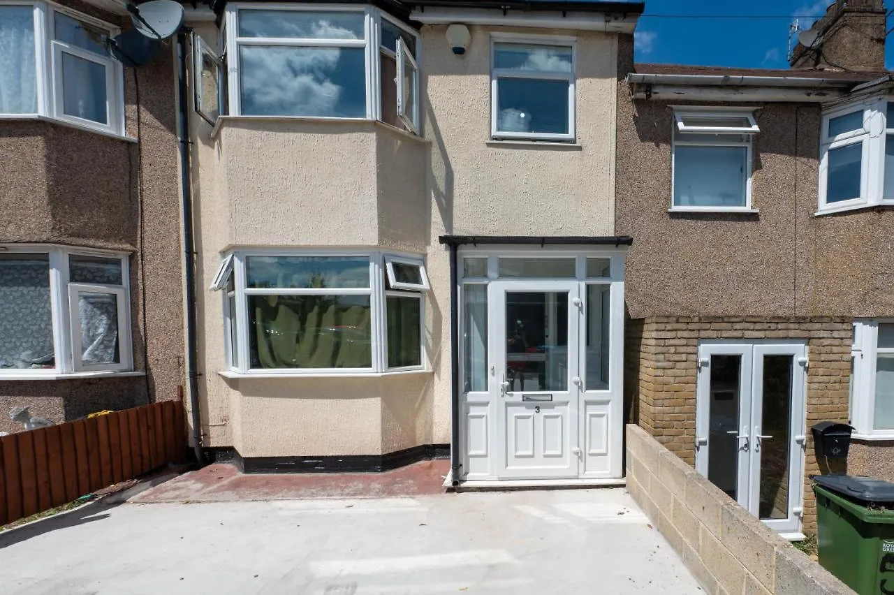 Holiday home 4 Bedrooms,2 Bathrooms House With Free Parking Plumstead